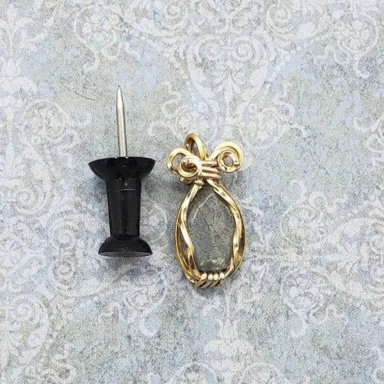Golden shine Labradorite pendant, Solitare Pendant, Statement Jewelry - moonlitbeading