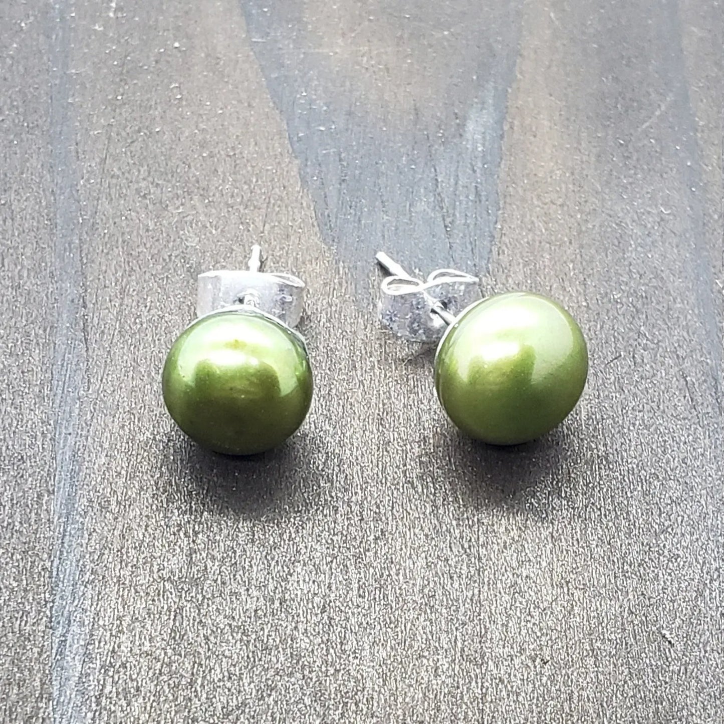 Japanese Fresh Water Pearl Stud Earring, Iridescent Gray Pearl, hypoallergenic - moonlitbeading