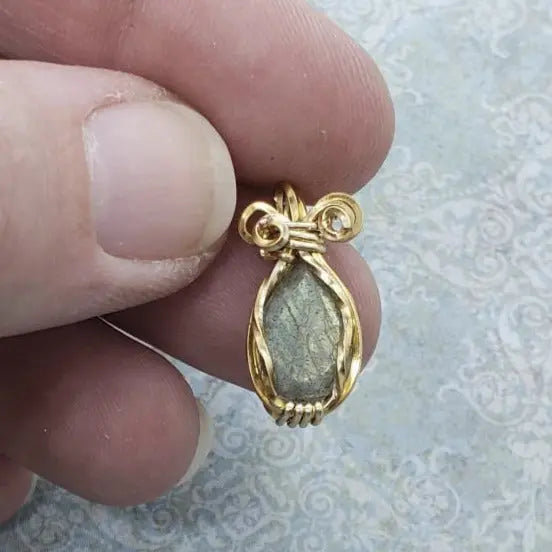 Golden shine Labradorite pendant, Solitare Pendant, Statement Jewelry - moonlitbeading