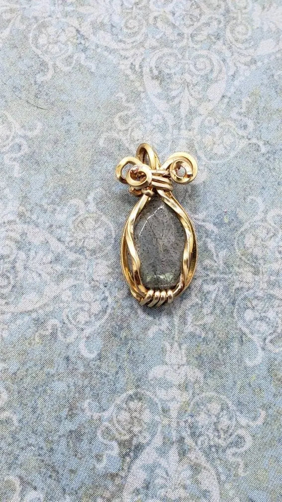 Golden shine Labradorite pendant, Solitare Pendant, Statement Jewelry - moonlitbeading